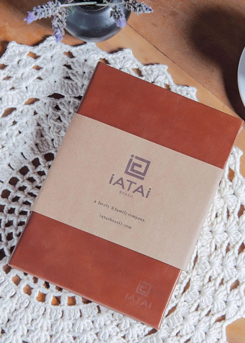 iatai-brasil-ia03.08.027.17-Agenda Artesanal em Couro Whisky e folhas Soft Gold-01