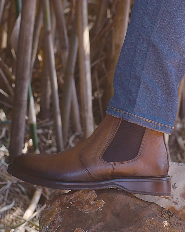 Em nossa essência, valorizamos os processos manuais, a precisão dos detalhes e o toque pessoal em cada etapa da produção, mas, acima de tudo, a iATAi é uma marca de autenticidade e que entrega valor em tudo que oferece.Não somos uma empresa artesanal comum, rústica ou simplista. Nossos produtos são exclusivos e únicos, criados para quem busca força, elegância e autenticidade.Cada artigo iATAi carrega consigo um toque de exclusividade e um design refinado, pensado para acompanhar os momentos mais especiais de sua vida.Botina Masculina Farmerwww.iataibrasil.com