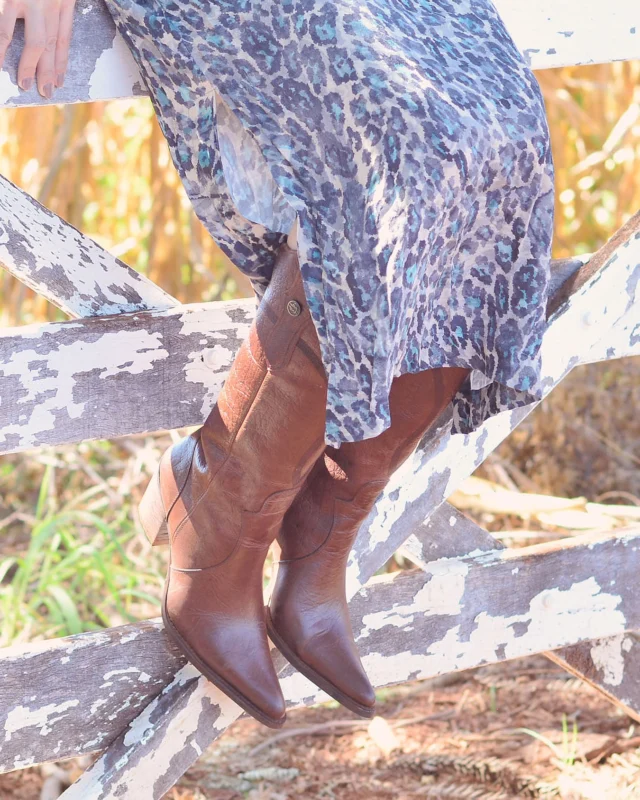 Autenticidade que caminha com elegância.Nossa bota é a tradução do que somos:
Design clássico, alma brasileira e uma presença que marca.Feita em 100% couro legítimo, com bordados precisos, recortes sofisticados e acabamento de alto padrão — cada detalhe revela a excelência que nos move.
Exclusiva, imponente e atemporal.Bem-vinda à experiência iATAi Brasil.
Onde a tradição encontra a alta moda — e o resultado é único.Bota Country Luxewww.iataibrasil.com
#iATAiBrasil #CouroLegítimo #AltaModa #EstiloAutêntico #QualidadeiATAi #FeitaNoBrasil #BotaWestern #LuxuryWestern