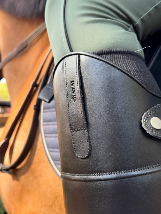 A elegância da equitação, traduzida em forma. Nossa bota hípica é mais que maravilhosa — é essencial.Design limpo, estrutura impecável e conforto absoluto. O tipo de peça que eleva o look com uma naturalidade que não se explica, se sente.Feita para quem entende que o verdadeiro luxo está nos detalhes.
 E que estilo, quando é autêntico, não precisa de aprovação.Bota Hípica - Equestrewww.iataibrasil.com#iATAiBrasil #BotaHípica #ElegânciaSemEsforço #LuxoDiscreto #EstiloAutoral HípicaChic